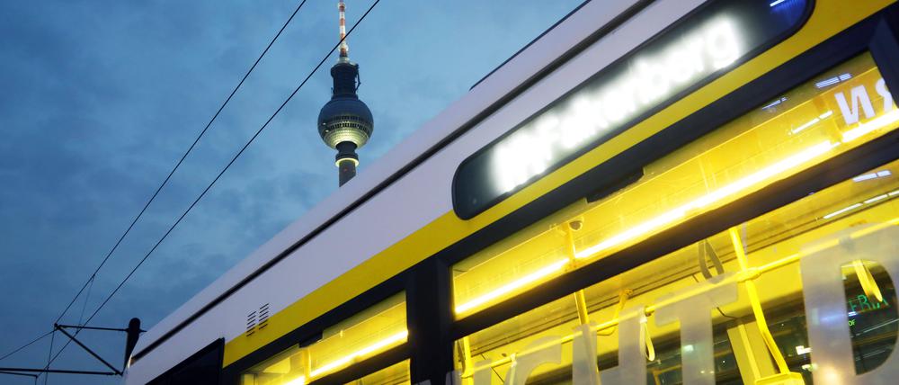 Am Donnerstag hatte der Aufsichtsrat der Verkehrsbetriebe Berlin-Brandenburg (VBB) der Einführung eines auf drei Monate befristeten Tickets für 29 Euro im Monat zugestimmt.