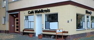 Nach dem Anschlag auf Klaus-Dieter Gröhlers "Café Wahlkreis" wurden die zerstörten Fenster provisorisch abgedichtet.
