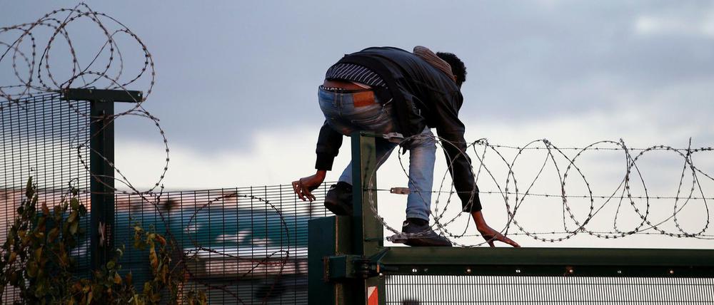 Die verzweifelten Versuche von Afrikanern in Calais, nach England zu gelangen, sind die jüngste Entwicklung im Flüchtlingsdrama, das Europa seit Monaten beschäftigt.