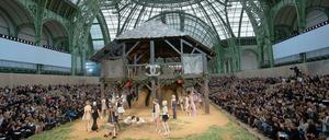 Meine kleine Farm im Grand Palais: Für die Frühling-Sommer-Kollektion 2010 von Chanel verwandelte Karl Lagerfeld die Halle in einen Bauernhof und lieferte passende Entwürfe.