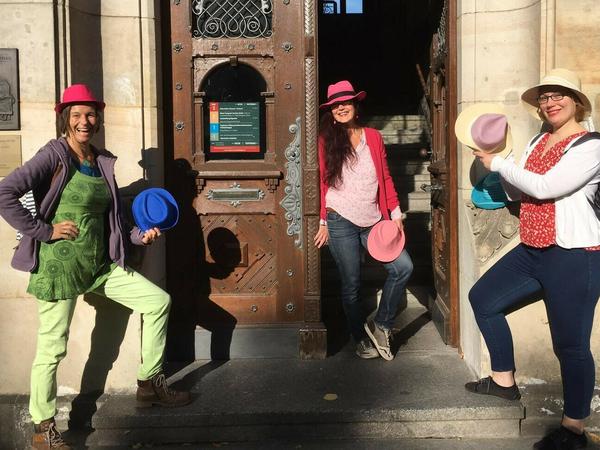 „Chapeau - Chapeau“: Mit ihrer Frauen-Power-Walk-Aktion ziehen die Initiatorinnen vom Frauenzentrum Treptow-Köpenick ihren Hut vor allen Frauen, die die Pandemie gemeistert haben.