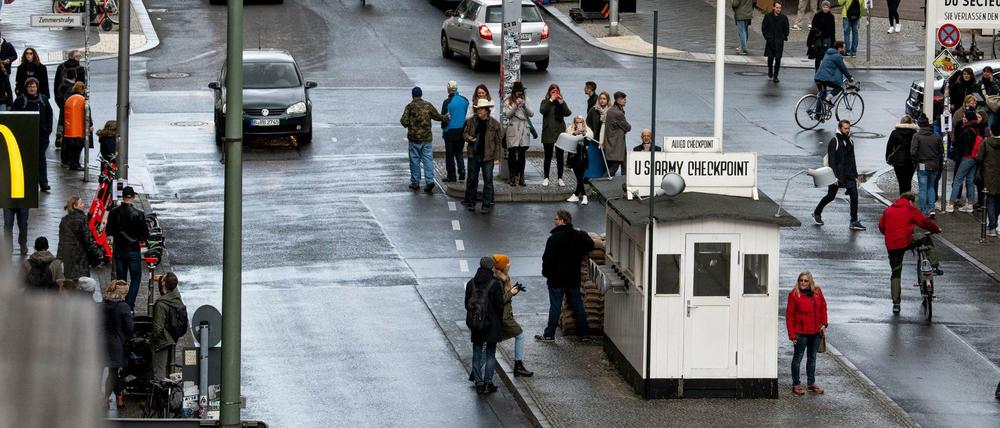 Touristen stehen vor dem Checkpoint Charlie, dem ehemaligen Grenzübergang zwischen West- und Ostberlin.