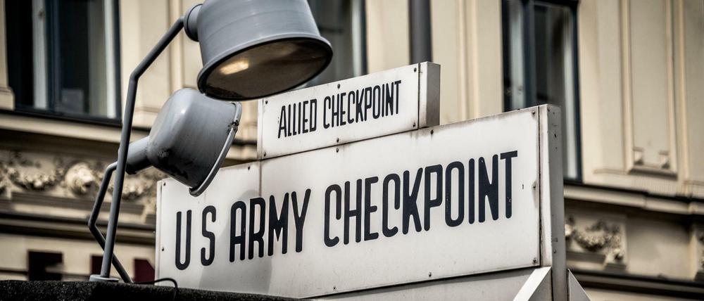 Der Checkpoint Charlie ist ein Touristenmagnet.