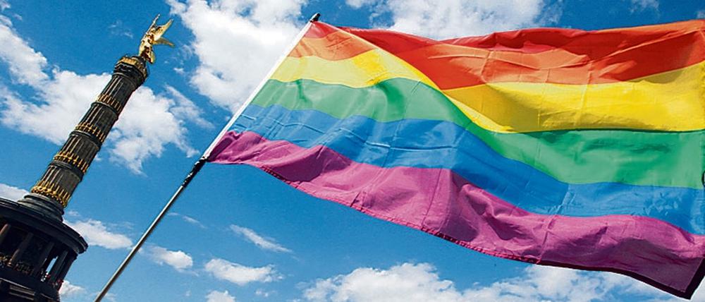 Die Regenbogenfahne weht am 22.06.2013 während des Umzugs zum Christopher Street Day (CSD) vor der Siegessäule in Berlin. 