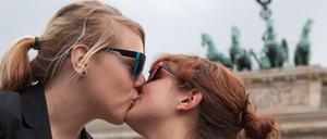 Bibi (l) und Franzi küssen sich beim Christopher Street Day (CSD) vor dem Brandenburger Tor. Die CDU hat jetzt abgestimmt, ob auch gleicheschlechtliche Paare heiraten können sollen.