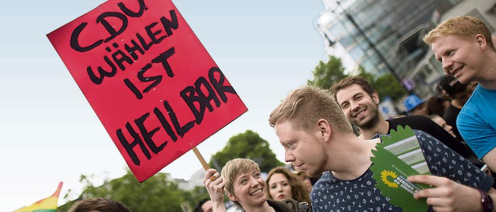 In der Berliner CDU hingegen liegen Befürworter und Gegner der Homo-Ehe im ernsthaften Streit über das, was viele Mitglieder für einen Grundwert im Selbstverständnis der Partei halten – das Familienbild.