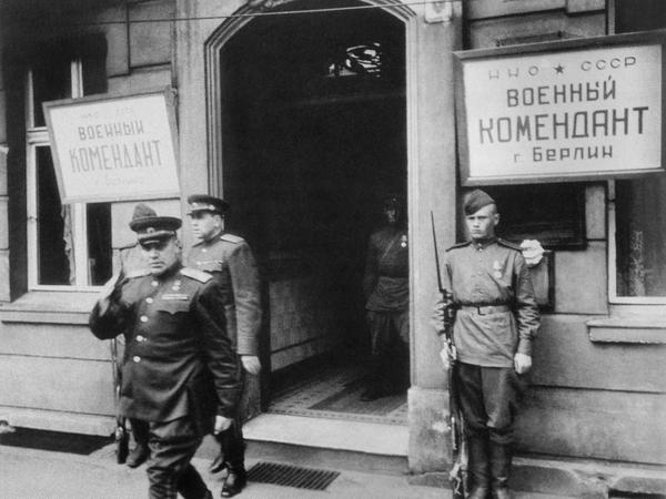 Nikolai Bersarin verlässt im Mai 1945 die sowjetische Kommandantur. Er verbot nach der Kapitulation jede deutsche Publikation.