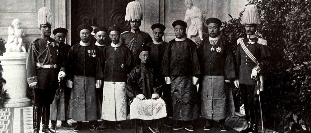 Unterwerfungsgeste. Nach der Niederschlagung des Boxer-Aufstands reist Prinz Chun (sitzend), Bruder des Kaisers von China, im September 1901 nach Berlin, um bei Kaiser Wilhelm II. Abbitte zu leisten.