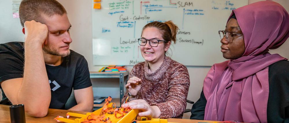 Studierende an der CODE University of Applied Sciences in Berlin lernen unter anderem Grundlagen des Code-Schreibens. Das Foto entstand im Jahr 2019 und zeigt keine Teilnehmer des "Techstart"-Projektes.