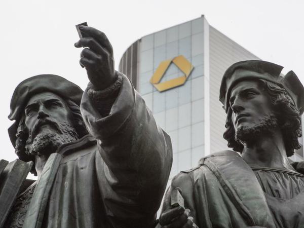 Das Gutenberg-Denkmal vor der Commerzbank-Zentrale in Frankfurt am Main (Hessen).