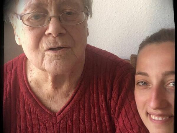"Ein was?" "Selfie, Oma, Selfie!" Unsere Autorin Constanze Nauhaus und ihre Großmutter 2018