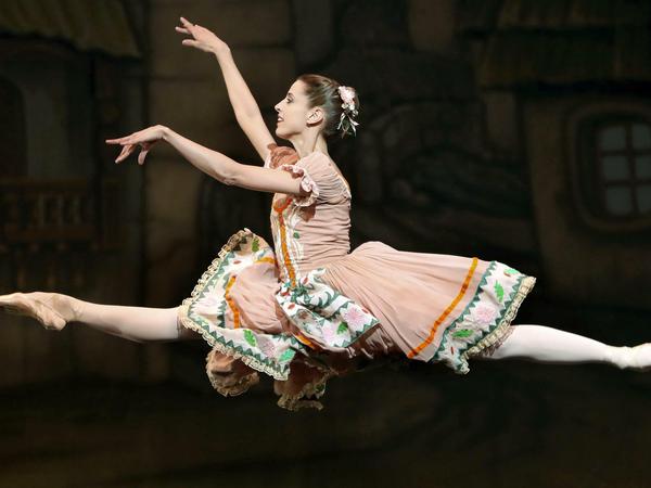 Das Stück "Coppelia" wird von den Kindern der Ballettschule am Staatstheater aufgeführt.