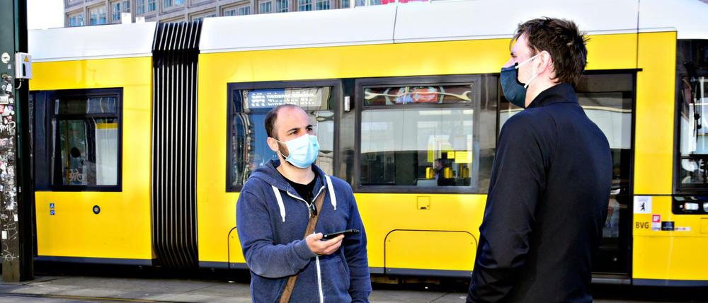 Enthüllungsjournalismus. Unser Reporter traf auf dem Alexanderplatz Menschen mit Mundschutz – natürlich mit dem gebotenen Abstand.