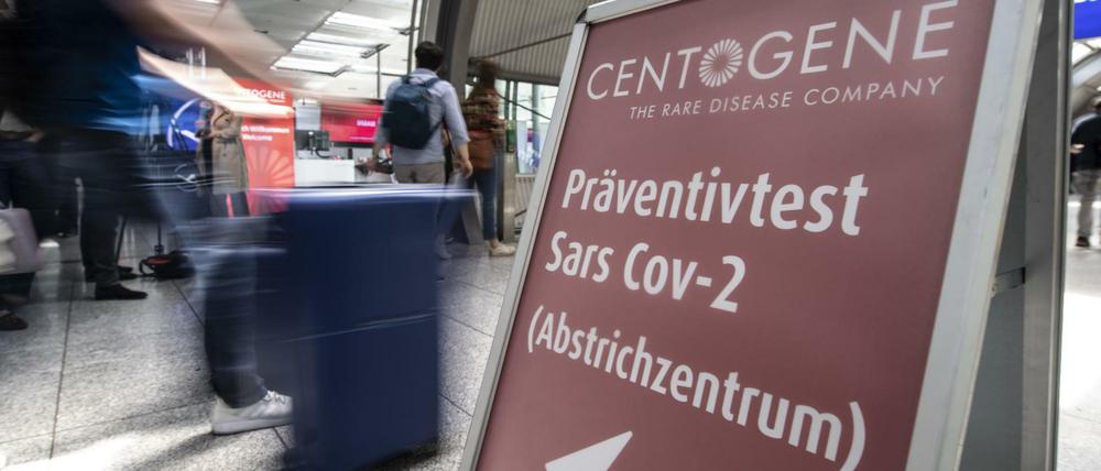 Abstrich nach Ankunft. Am Flughafen Frankfurt gibt es Deutschlands erstes "Flughafen-Corona-Test"-Zentrum.