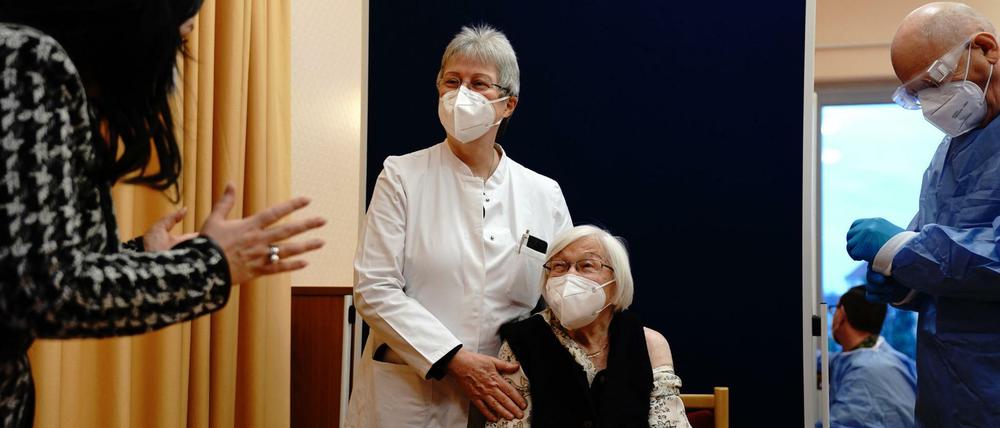 Gesundheitssenatorin Dilek Kalayci spricht mit der 101-jährigen Gertrud Haase im Pflegeheim Agaplesion Bethanien Sophienhaus vor der Corona-Impfung.