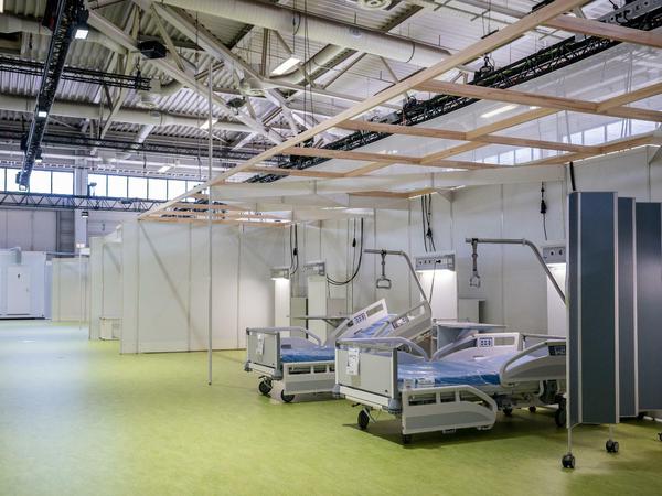 Erste leere Betten stehen im Corona-Behandlungszentrum Jafféstraße.
