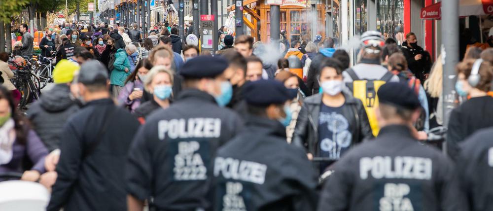 Bundespolizisten kontrollieren in der Wilmersdorfer Straße die Einhaltung der Maskenpflicht. 