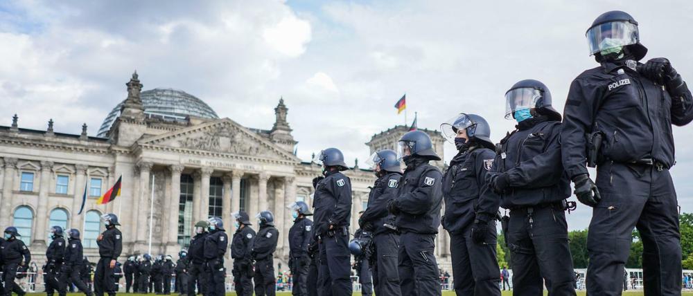 Bald auf sich allein gestellt? Beamte einer Hundertschaft der Berliner Polizei vorm Reichstag.