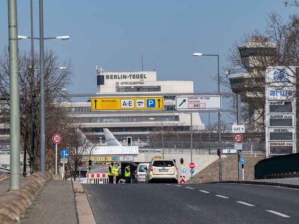 Das Deutsche Rote Kreuz Berlin-Brandenburg betreibt das Impfzentrum auf dem Gelände des ehemaligen Flughafens.