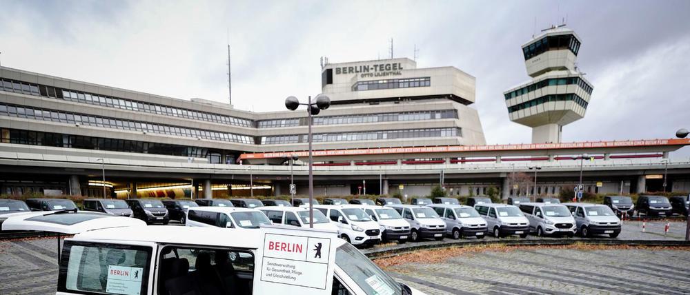 Die Flotte für den Impfeinsatz in Berliner Pflegeheimen parkt am alten Flughafen Tegel.