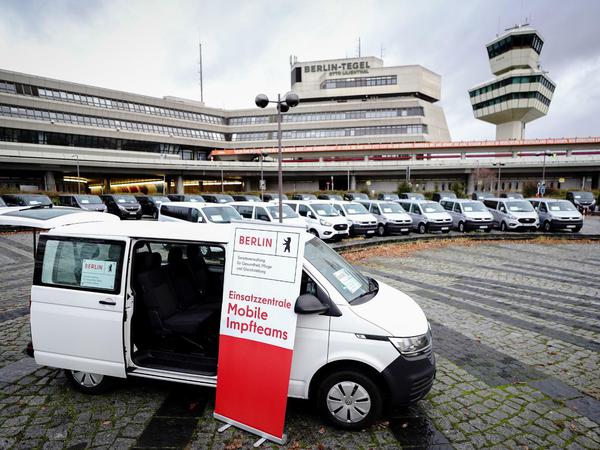 Sie versorgen die Heime: 60 mobile Impfteams werden vom Flughafen Tegel aus koordiniert.