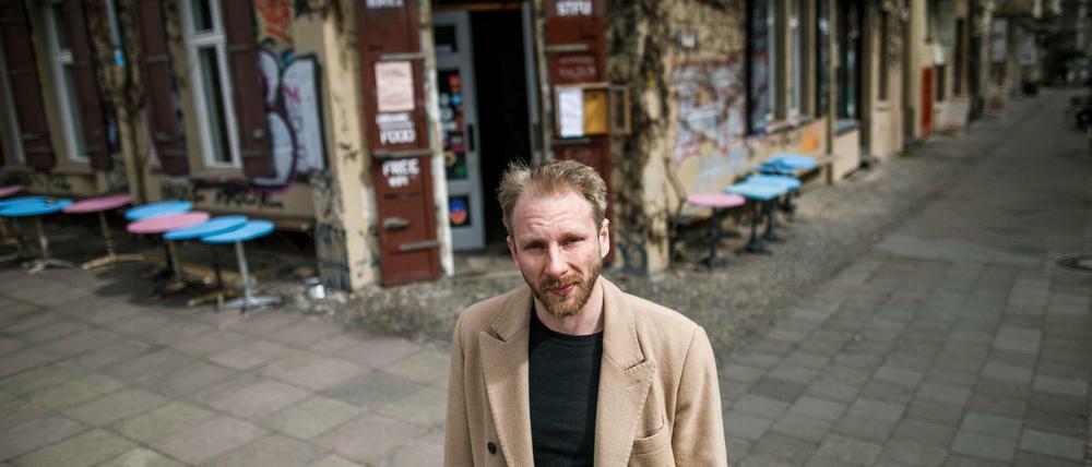 Sebastian Schrader, Wirt der Gaststätte «Kohlenquelle» steht vor der Gaststätte im Stadtteil Prenzlauer Berlin.