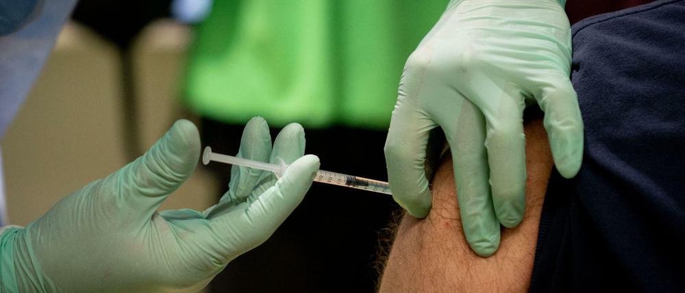 Wer soll wen wo impfen? In Berlin könnten bald Betriebsärzte eingesetzt werden.