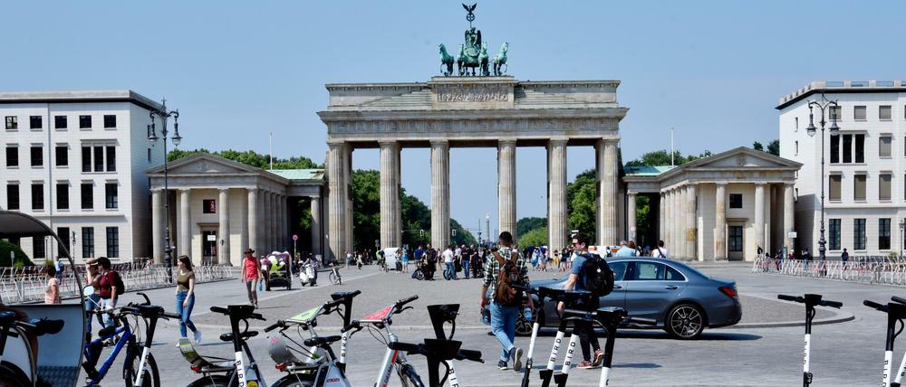 Auch am Brandenburger Tor stehen wieder Roller, Scooter.