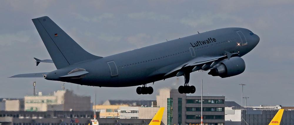 Der Airbus A310 "Kurt Schumacher" startet auf dem Flughafen Köln Bonn in Richtung Wuhan, um Deutsche aus der vom Coronavirus am stärksten betroffenen chinesischen Provinz Hubei auszufliegen. 