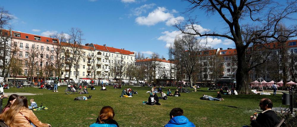 Sonnenschein scheint für viele Berliner ein ausreichender Grund zu sein, sich in den Parks wie am Boxhagener Platz zu entspannen.