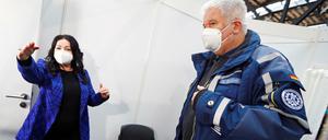 Berlins Gesundheitssenatorin Dilek Kalayci (SPD) and Koordinator Albrecht Broemme erläutern die Abläufe im Impfzentrum.