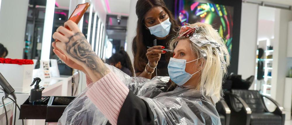 Als erster Kundin des Friseurladens Magali Coiffeur werden Arielle Rippegather nach der Wiedereröffnung die Haare geschnitten und gefärbt.