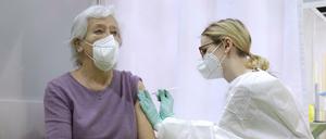 Eine Frau erhält eine Impfung des Moderna Impfstoffs im Corona-Impfzentrum im Berliner Velodrom Stadion.