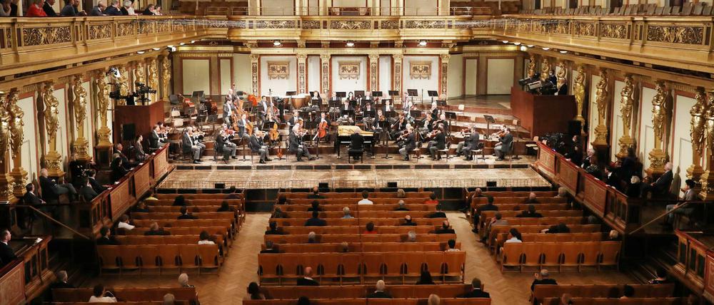 Symbolbild: Die Wiener Philharmoniker spielen vor 100 Personen das erste Konzert mit Corona-Beschränkungen im Goldenen Saal des Wiener Musikvereins. In Deutschland könnten die Konzertsäle bald wieder voll sein.