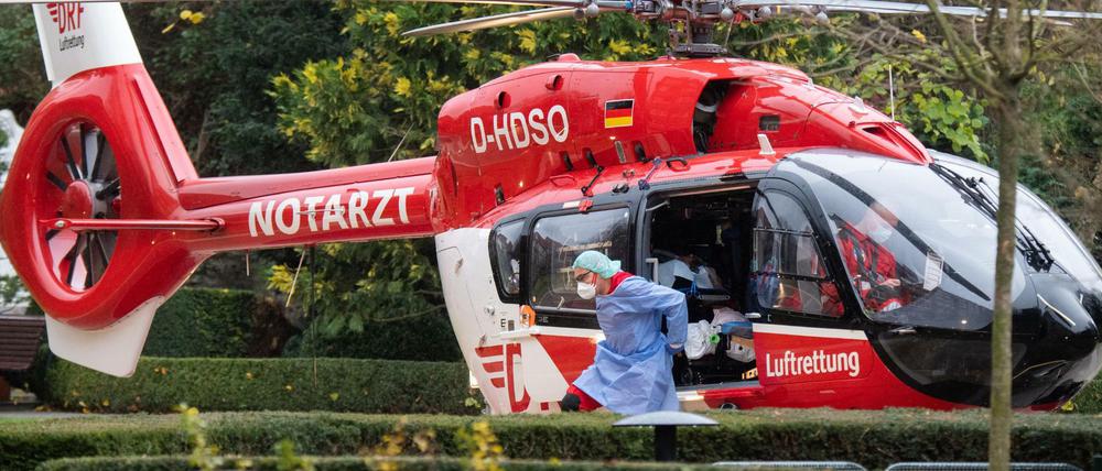 Überlastete Kliniken müssen Patienten verlegen. Hier bringt ein Hubschrauber einen Covid-19-Patienten ins niedersächsische Hildesheim.