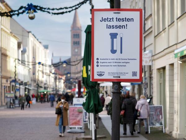 Aufruf zum Testen: Ein Plakat in der Potsdamer Fußgängerzone.