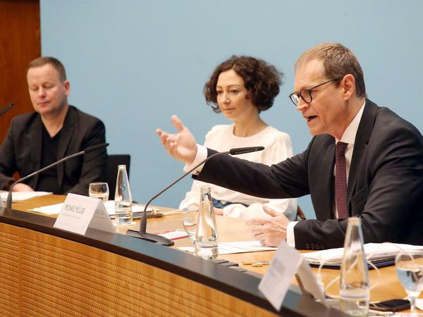 Kultursenator Klaus Lederer (Linke, l-r), Wirtschaftssenatorin Ramona Pop (Grüne) und der Regierende Bürgermeister Michael Müller (SPD) nach der Sitzung des Senats.