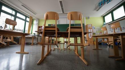 Alle Stühle oben: Was in der Schule nicht mehr unterrichtet wird, muss in Flüchtlingsunterkünften wieder aufgefangen werden.