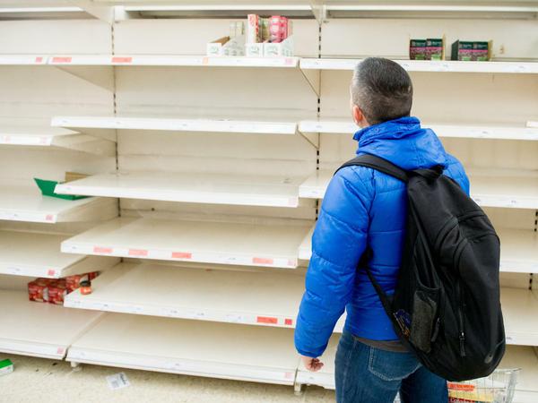 Aus Angst vor leeren Regalen in den Supermärkten kaufen viele Menschen auf Vorrat. 