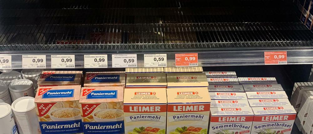 Leer gehamstert ist das Regal für Brotbackmischungen in einem Supermarkt. 