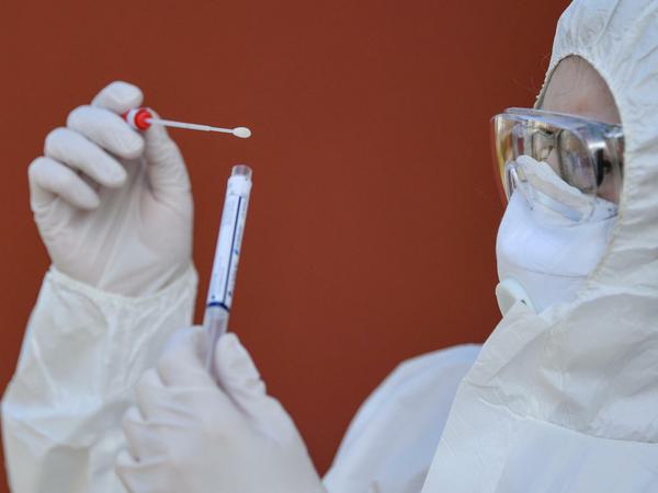 Eine Brandenburger Arzthelferin in Schutzausrüstung macht Abstrich-Tests auf das Coronavirus Sars-Cov-2.