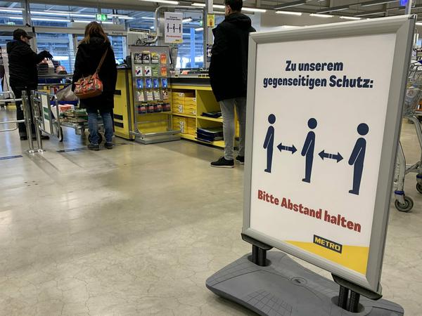 Keep your distance. Berlin supermarkets are taking measures to lower infection rate.