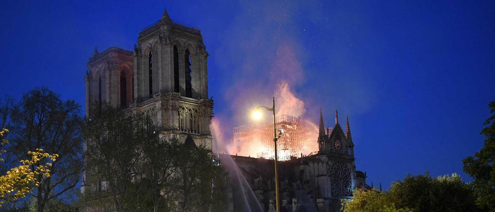 Kulturjuwel Notre-Dame in Flammen. 