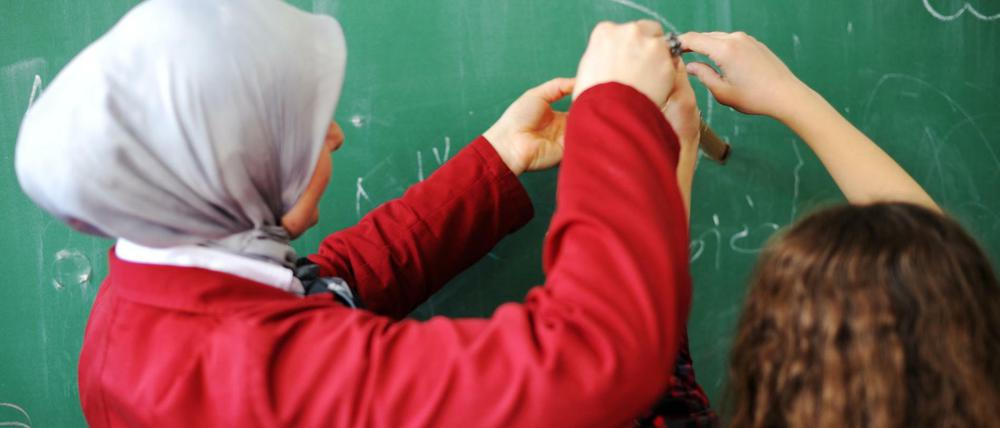 Mit Kopftuch dürfen Berliner Lehrerinnen nur an freien Schulen und Berufsschulen unterrichten.