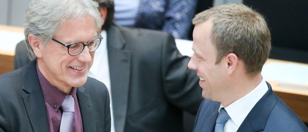Kurzer Dienstweg: Sozialsenator Mario Czaja (rechts) ließ sich von der Verwaltung des Finanzsenators Matthias Kollatz-Ahnen „außerplanmäßige Verpflichtungsermächtigungen“ ausstellen. 