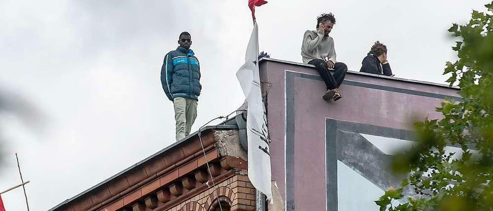 Immer noch sind einige Flüchtlinge samt Unterstützer auf dem Dach der besetzten Gerhart-Hauptmann-Schule. 