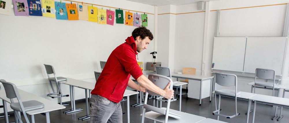 Klassenzimmer in Berlin könnten nach den Ferien auch in den Januar hinein weiter leer bleiben.