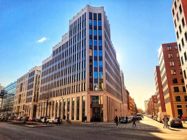 Digital Base. Das Bürogebäude der Us-Coworkingkette "WeWork" ist nur wenige Schritte von der DB-Konzernzentrale am Potsdamer Platz entfernt.