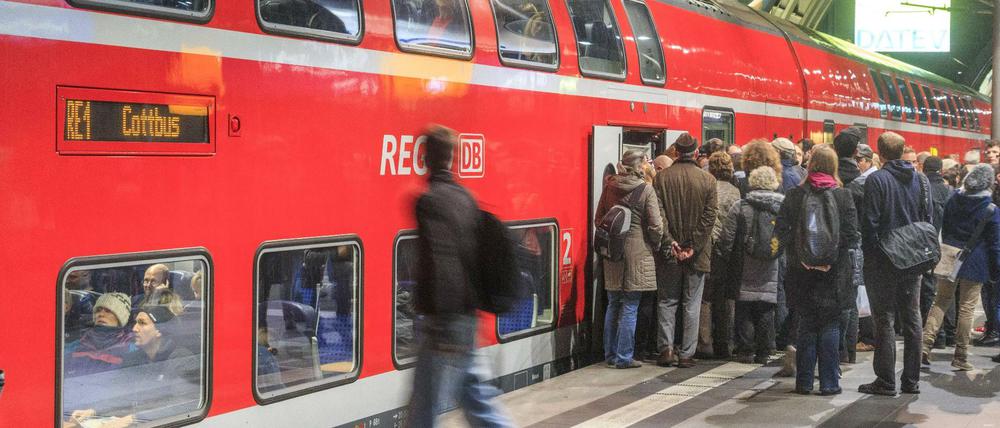 Überfüllte Züge sind für Pendler in Berlin und Brandenburg Alltag.