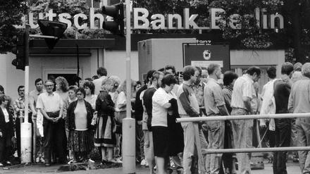 Schlange stehen fürs neue Geld. Stundenlang warteten DDR-Bürger, um die ersehnte D-Mark zu erhalten. 